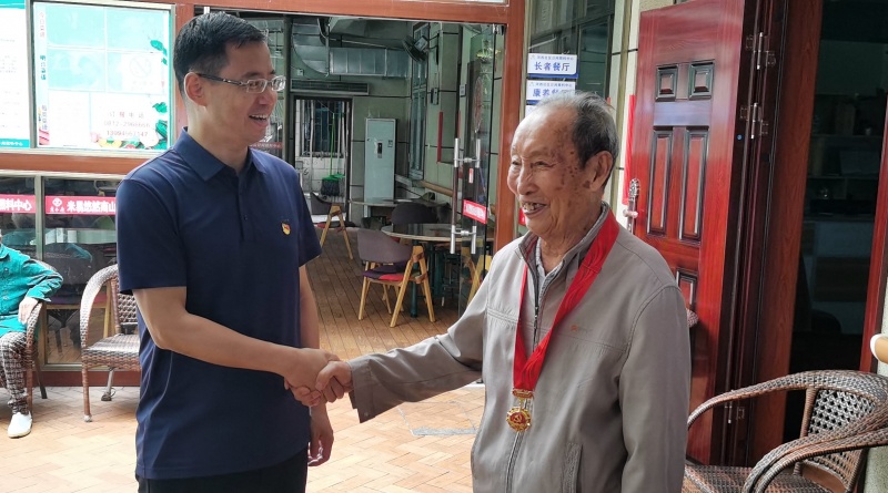 “光榮在黨50年”,這份榮譽送給我們的老黨員